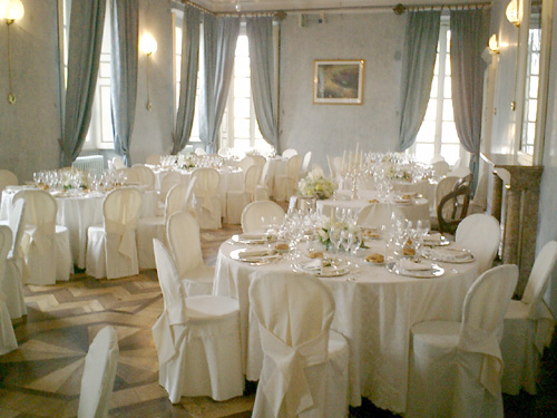 Sala Azzurra - elegante e raffinata sala impreziosita dall\' antico parquet Sala Azzurra - elegante e raffinata sala impreziosita dall\' antico parquet