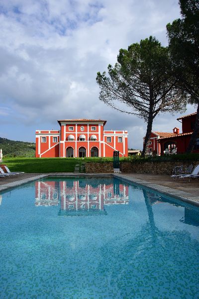 la piscina della villa la piscina della villa