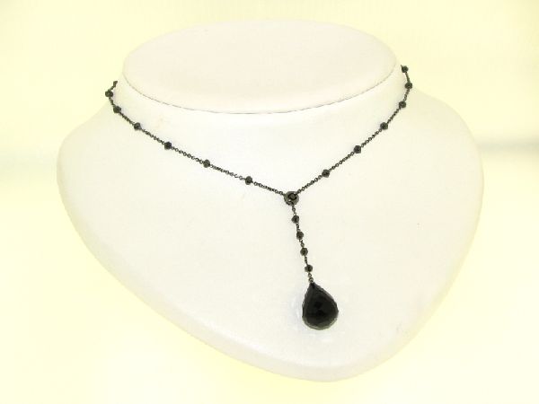 Collana in oro brunito, diamanti neri e pietra onice Collana in oro brunito, diamanti neri e pietra onice